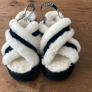 UGG DISCO CROSS SLIDE Never worn outside. Size 8